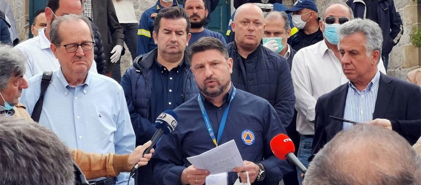 Ο Ν.Χαρδαλιάς ενώ συνωστίζεται με δημοσιογράφους απειλεί τους καταστηματάρχες για τον... συνωστισμό (φώτο)